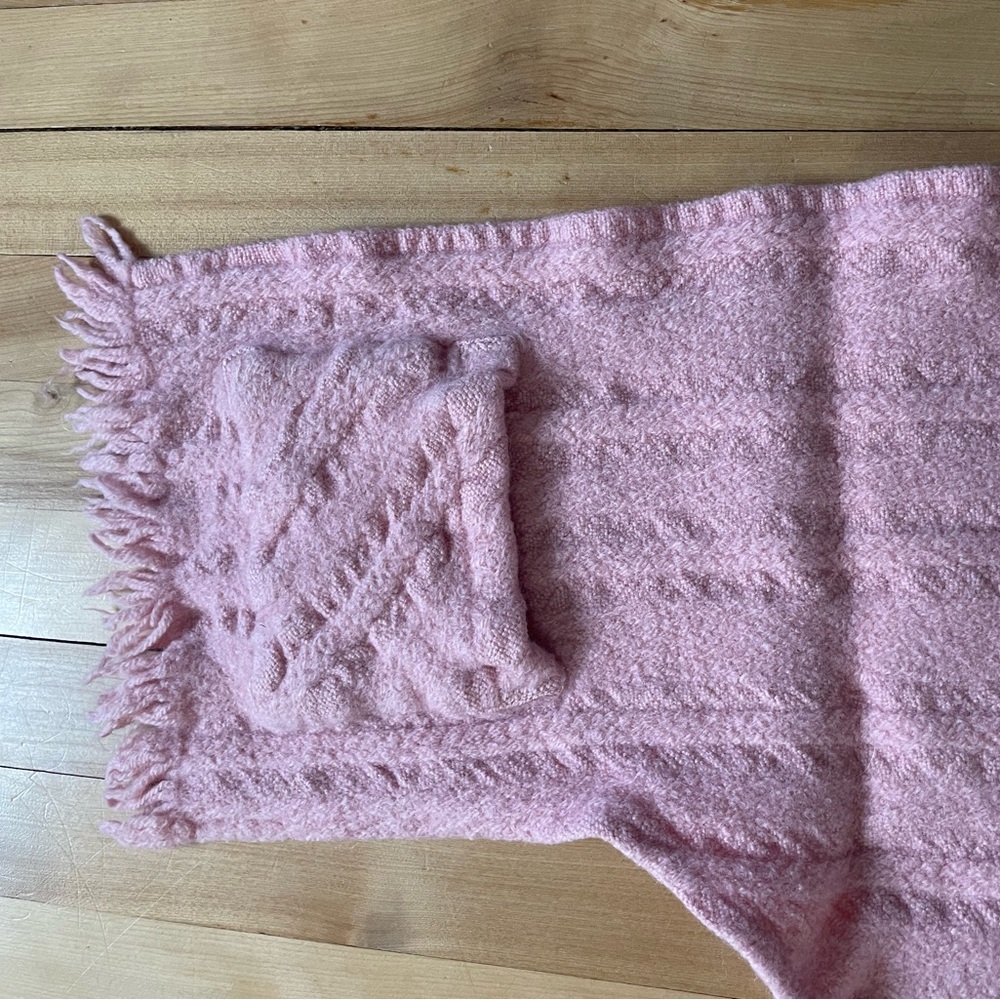Pink Irish 🇨🇮 wool shawl with pockets - Picture 9 of 12